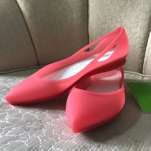 NWT Coral Crocs Rio Flat sz 6